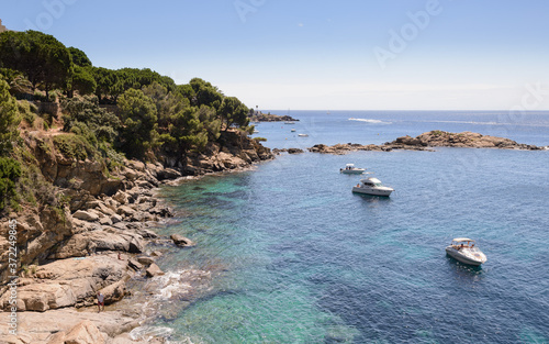 Paisaje de la Costa Brava en Parque Natural de Cap de Creus, Alto Empordan, un dia soleado y de mar en calma, Cataluña, España