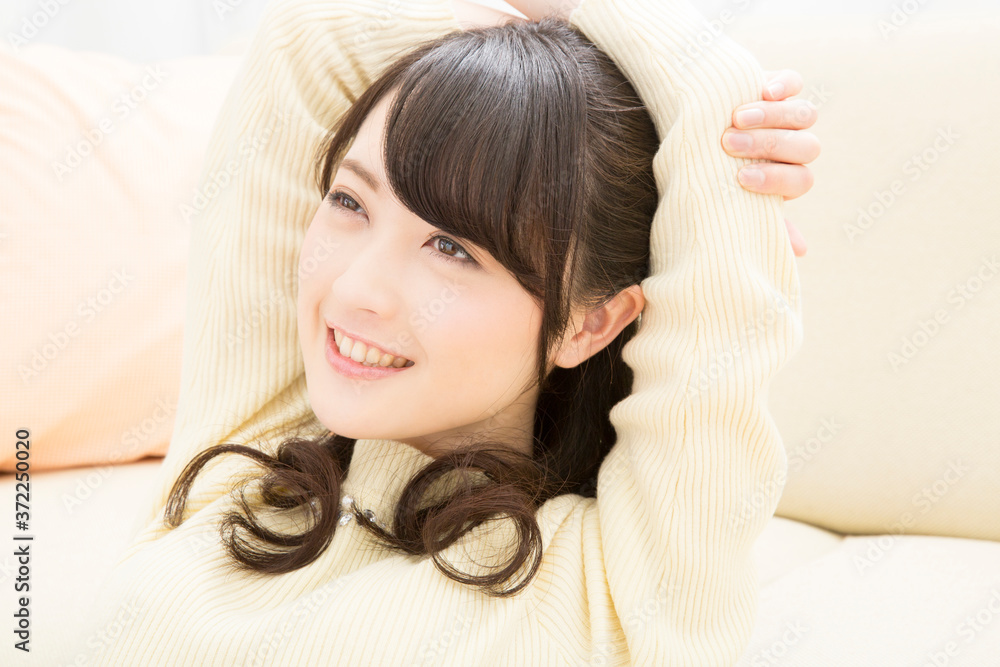 Fototapeta premium 伸びをする女性