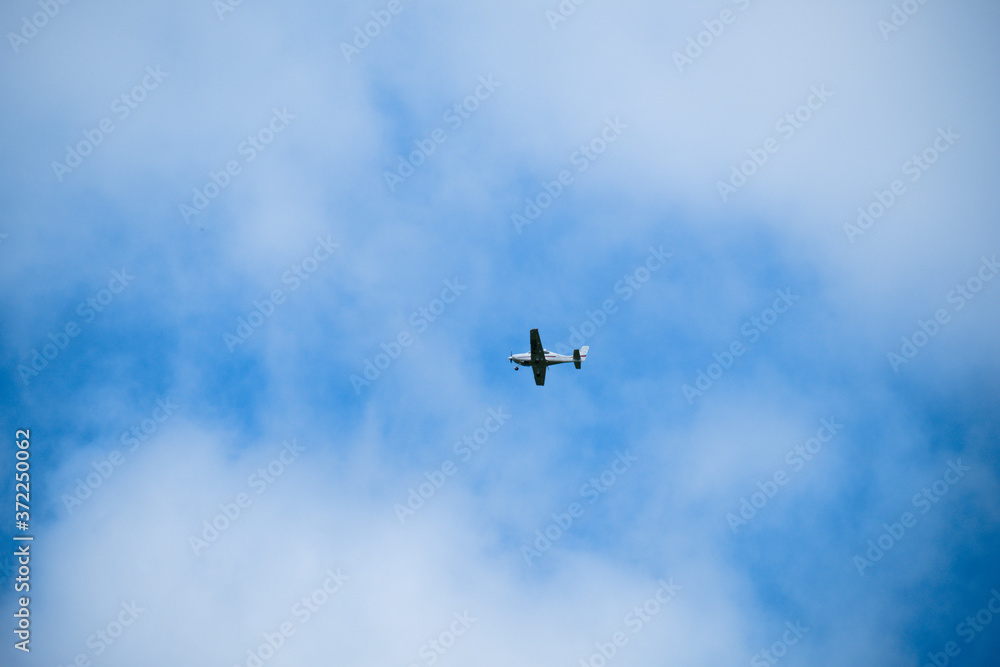 Petit avion de tourisme dans le ciel . Petit avion de tourisme dans le ciel .