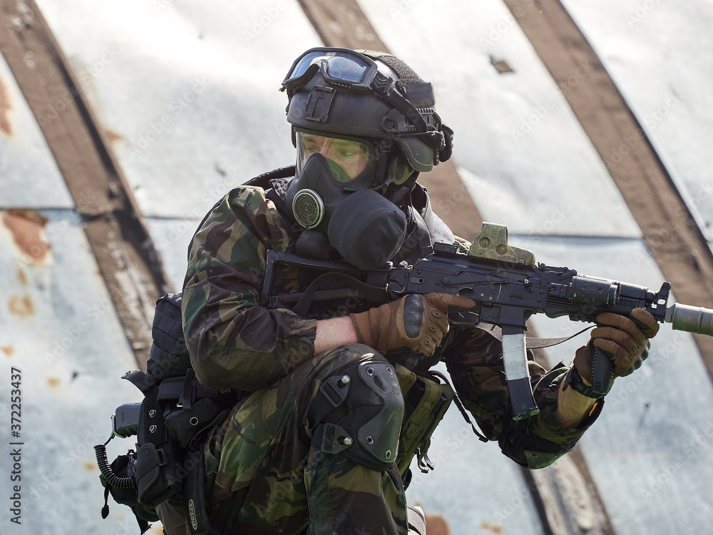 Special forces soldiers take up the defense Special forces soldiers take up the defense