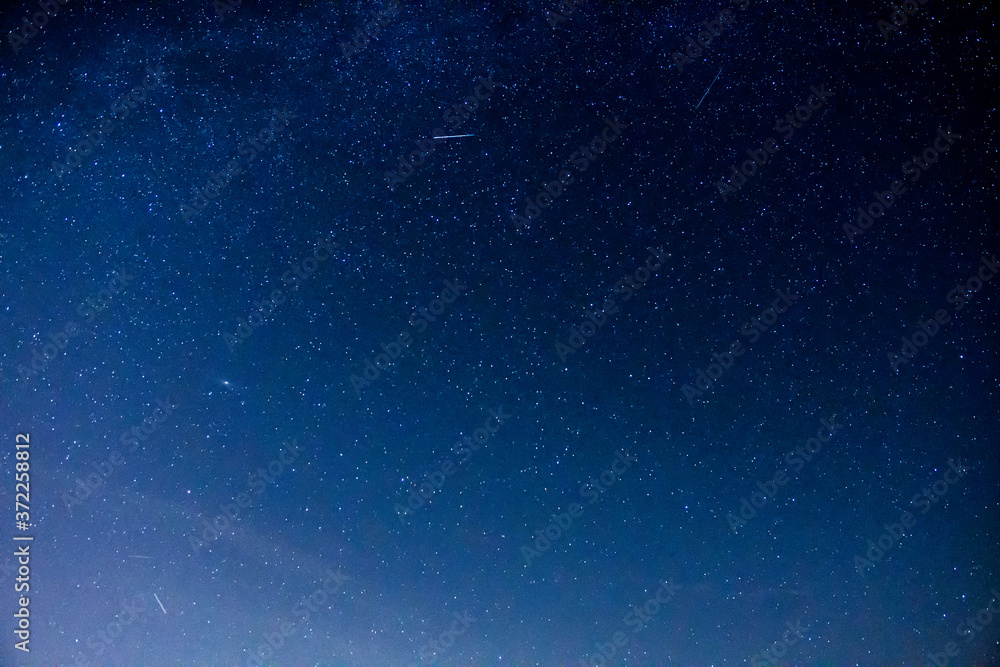 Galaktyka Andromedy i rój Perseidów. Coroczne meteoryty na półkuli północnej. Nocne niebo pełne gwiazd. Spadające gwiazdy, czyli meteoryty wchodzące i spalające się w atmosferze ziemskiej