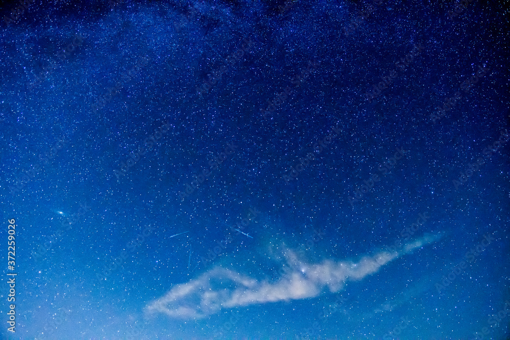 Galaktyka Andromedy i rój Perseidów. Coroczne meteoryty na półkuli północnej. Nocne niebo pełne gwiazd. Widoczne meteoryty wpadające w atmosferę ziemską - obrazy, fototapety, plakaty 
