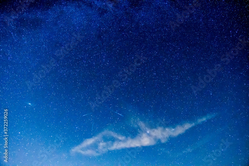 Galaktyka Andromedy i rój Perseidów. Coroczne meteoryty na półkuli północnej. Nocne niebo pełne gwiazd. Widoczne meteoryty wpadające w atmosferę ziemską