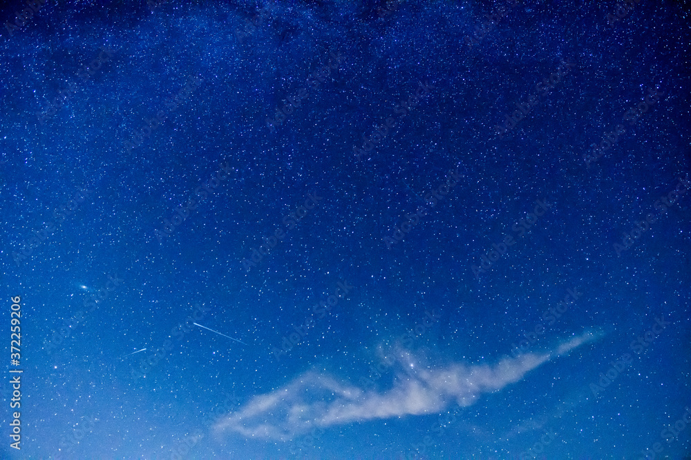Galaktyka Andromedy i rój Perseidów. Coroczne meteoryty na półkuli północnej. Nocne niebo pełne gwiazd. - obrazy, fototapety, plakaty 