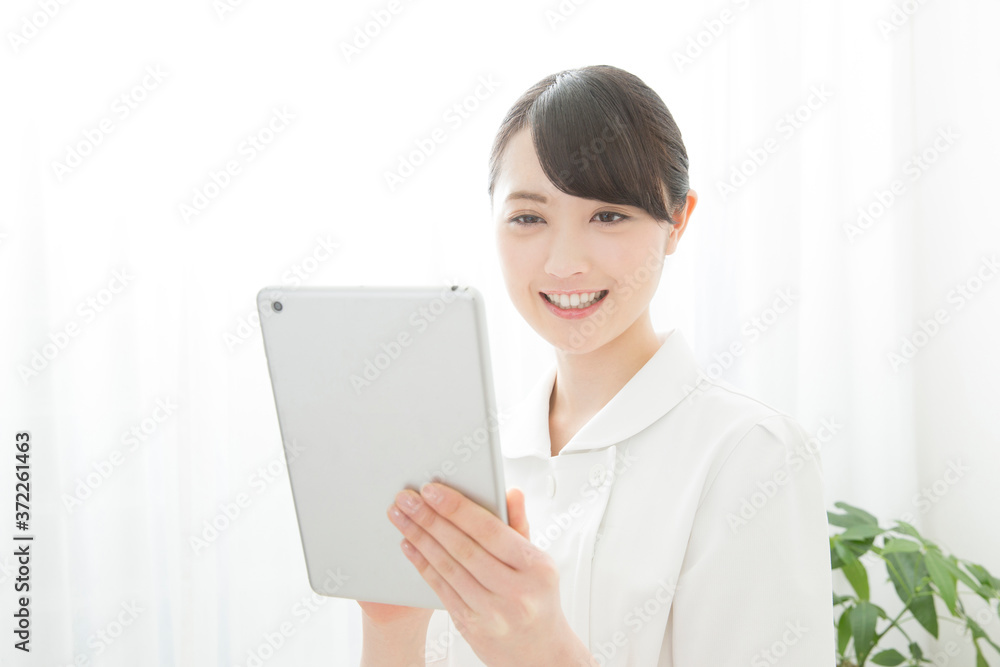 電子カルテを見る看護師 電子カルテを見る看護師