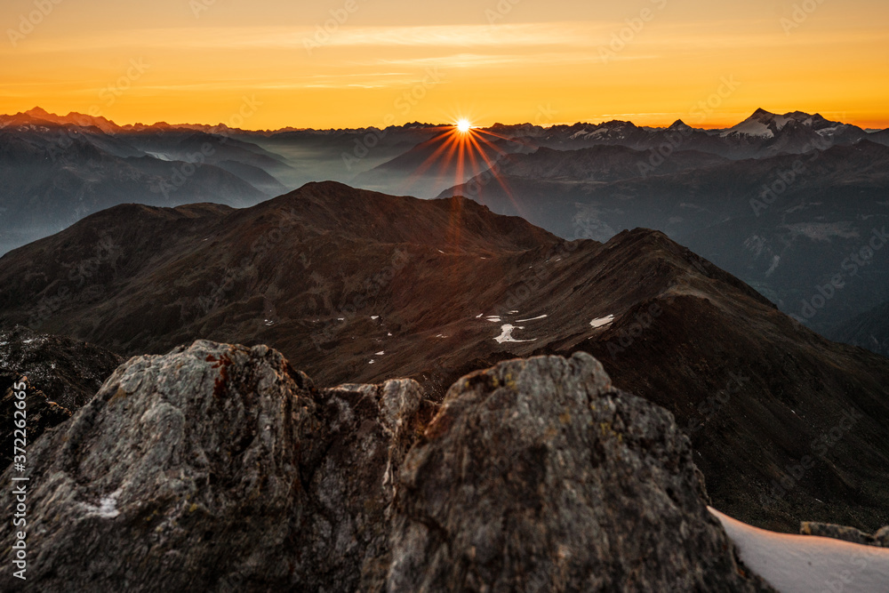 Die ersten Sonnenstrahlen im Morgenrot auf dem Schwarzhorn im Wallis im Süden der Schweiz