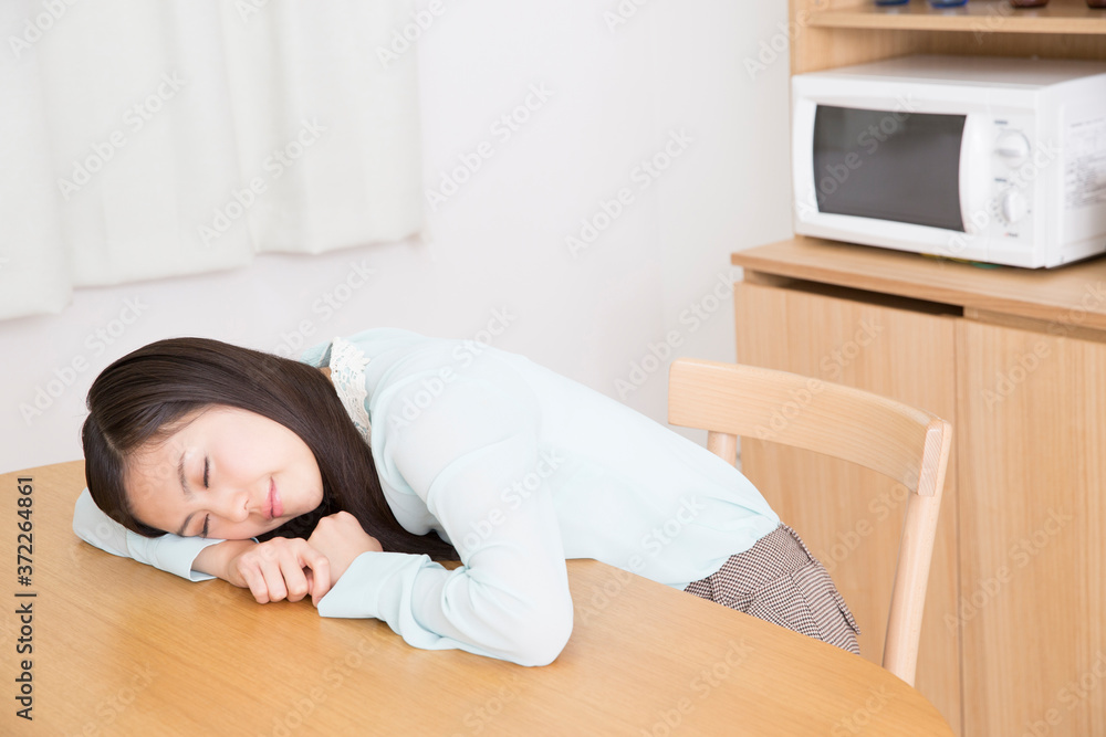 昼寝をする女性