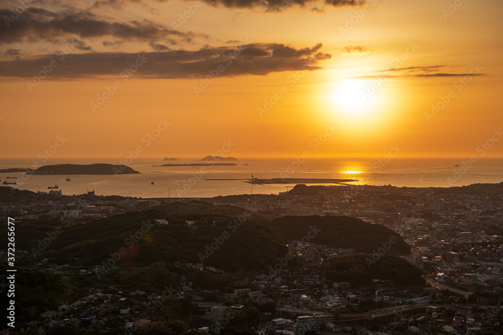 火の山公園から眺める日本海に沈む夕陽と夕焼け