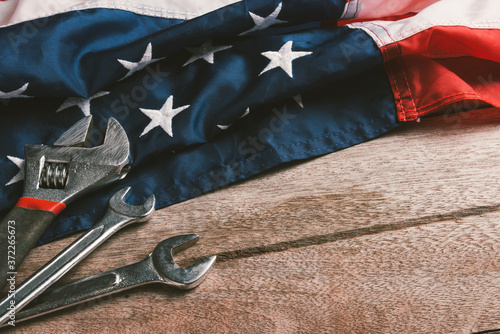 Foto USA Labor day concept, Top view flat lay of different kinds wrenches with American flag on wood table