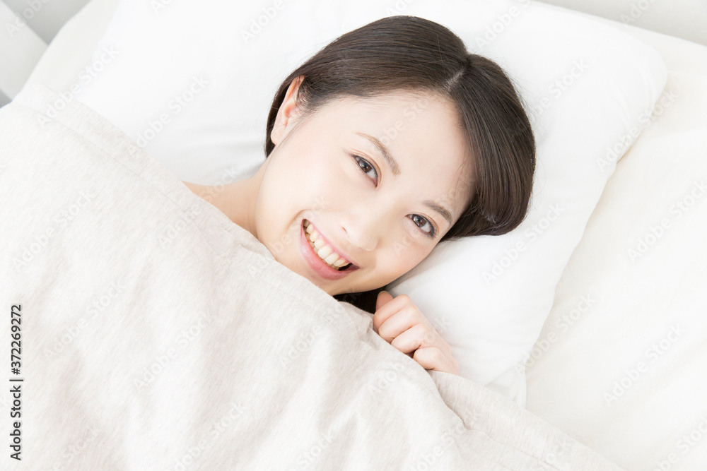 ベッドに寝転ぶ女性