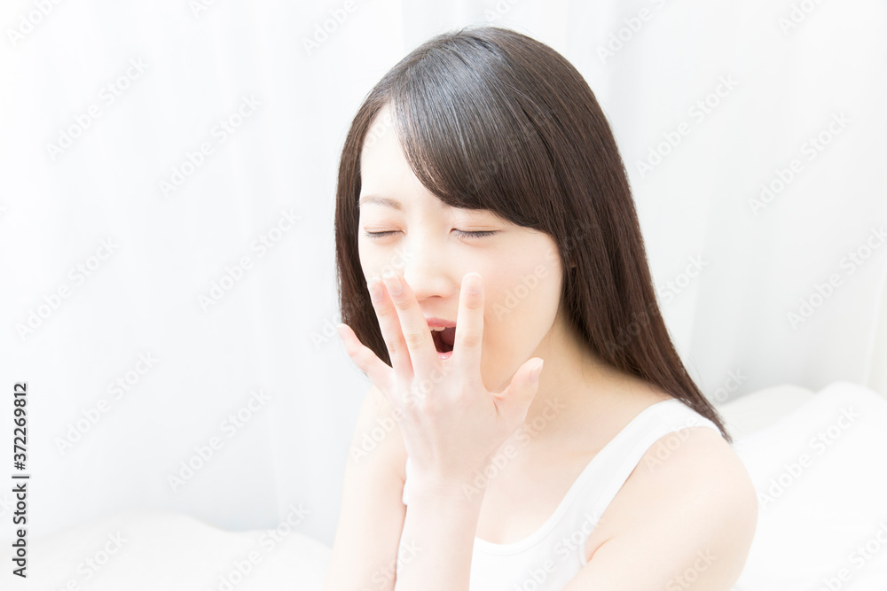 欠伸をする女性 欠伸をする女性