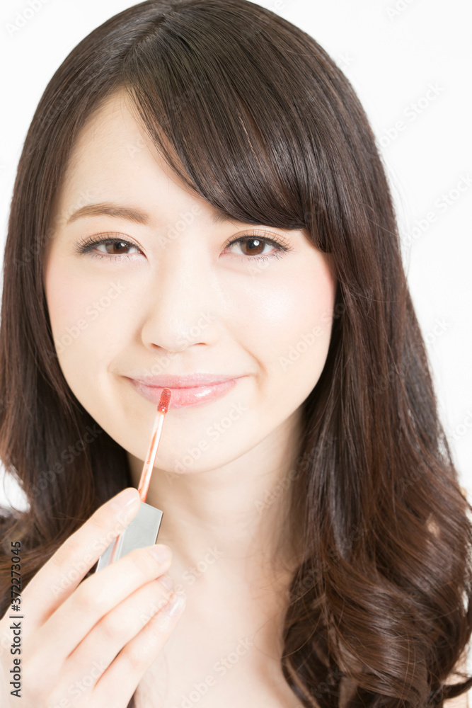リップグロスを塗る女性 リップグロスを塗る女性