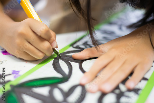 絵画教室で制作に励む子供たちの手