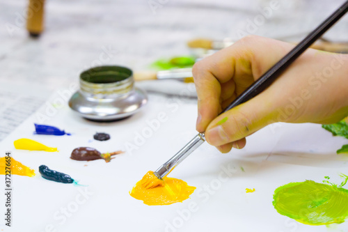 絵画教室で制作に励む子供たちの手