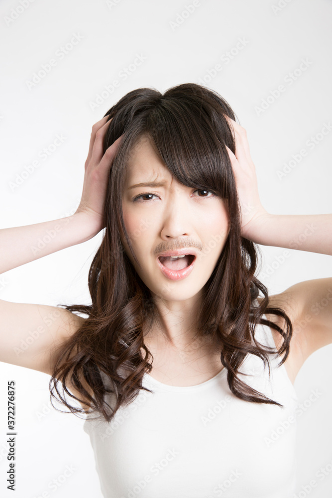 ムダ毛に悩む女性 ムダ毛に悩む女性