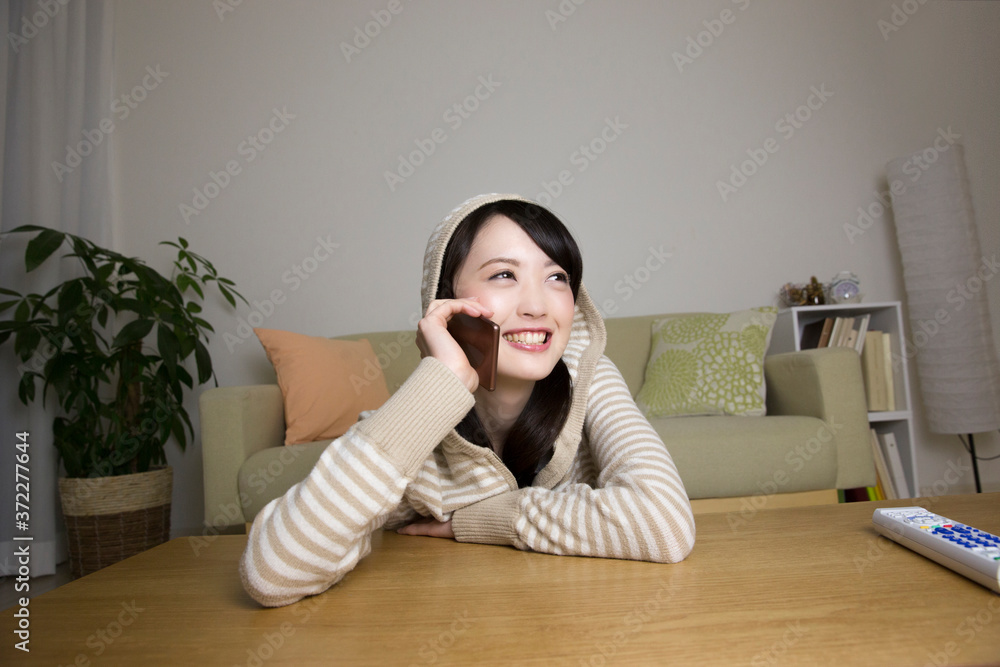 夜更かしする女性 夜更かしする女性