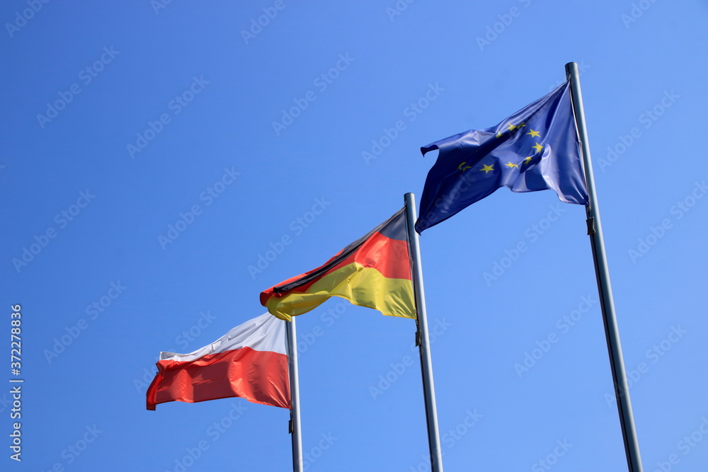 Fahnen wehen vor einem blauen Himmel im Wind Fahnen wehen vor einem blauen Himmel im Wind