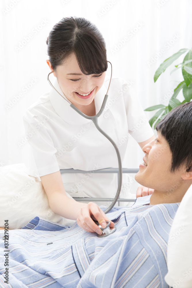 診察する看護師 診察する看護師