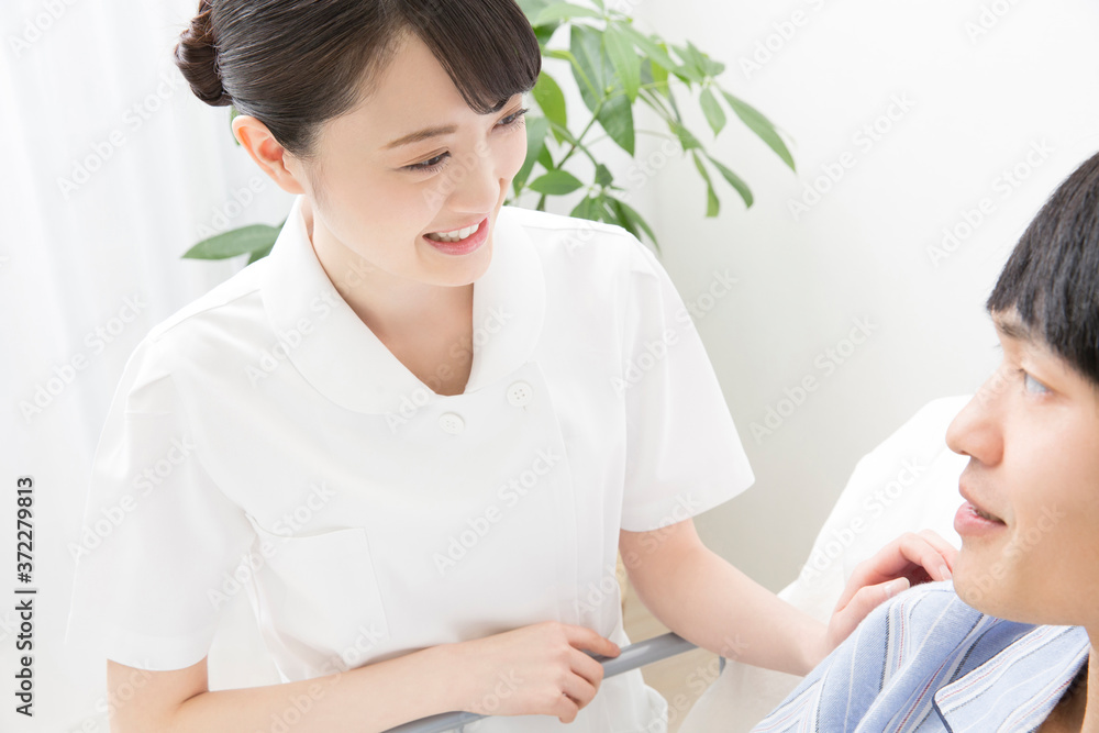 患者と会話する看護師 患者と会話する看護師
