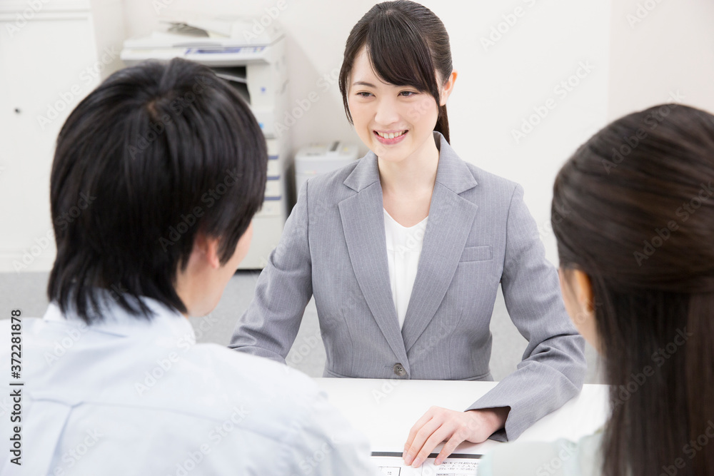 Fototapeta premium 物件を紹介する不動産業者