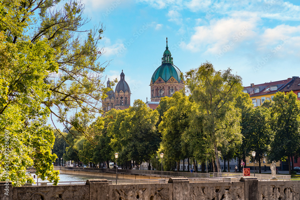 Obraz premium Blick von der Isar auf die Kirche St. Anna im Lehel, München