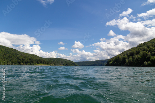 Le lac de Vouglans, dans le massif du Jura, en Bourgogne-Franche-Comté photo