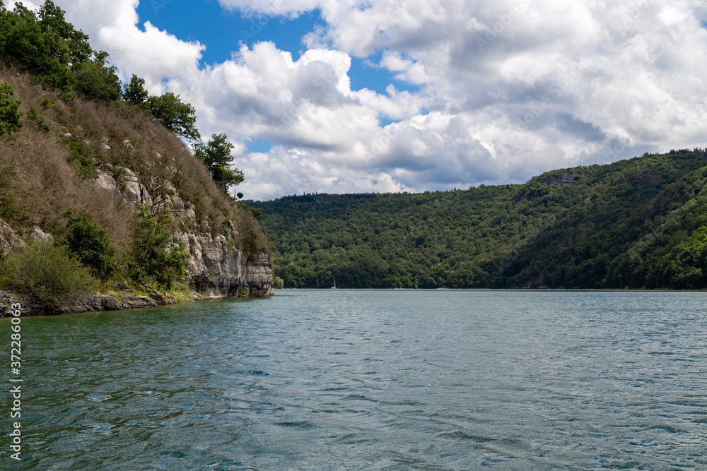 Le lac de Vouglans, dans le massif du Jura, en Bourgogne-Franche-Comté