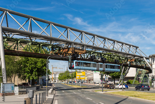 Wuppertaler Schwebebahn im Frühling; Nordrhein-Westfalen; Deutschland