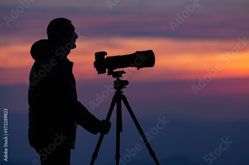 Cuadro en lienzo Photographer and his camera at work in sunset light.