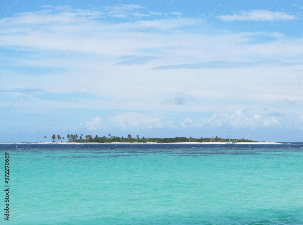 île et lagune de Petit-tabac dans l'archipel des îles grenadine, baignée par les eaux turquoise de la mer des caraïbes