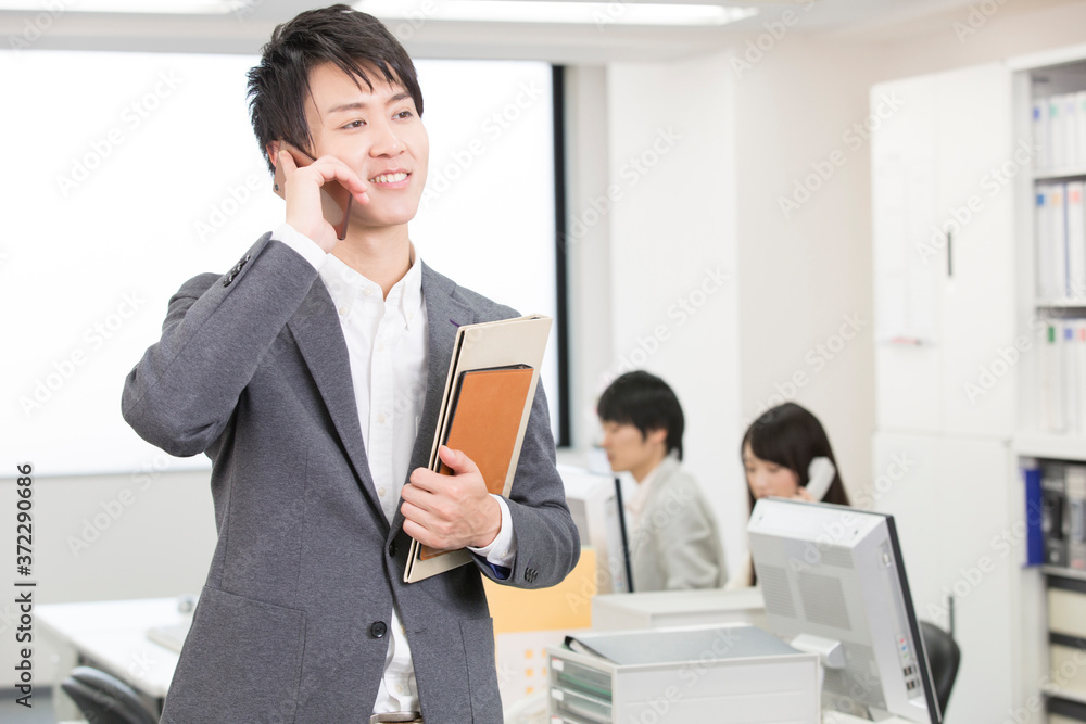 通話をするビジネスマン