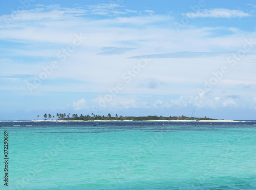 île et lagune de Petit-tabac dans l'archipel des îles grenadine, baignée par les eaux turquoise de la mer des caraïbes