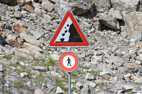 Warnschild Steinschlag photo