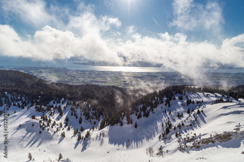 Panorama sur le lac Léman et la chaine des Alpes depuis le sommet de la Dole, le point culminant du massif du Jura et de la station des Rousses, entre Suisse et Franche-Comté