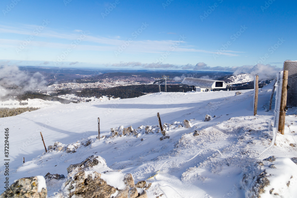 Panorama sur le massif du Jura et la station des Rousses, depuis le sommet de la Dole, entre la Franche-Comté et la Suisse