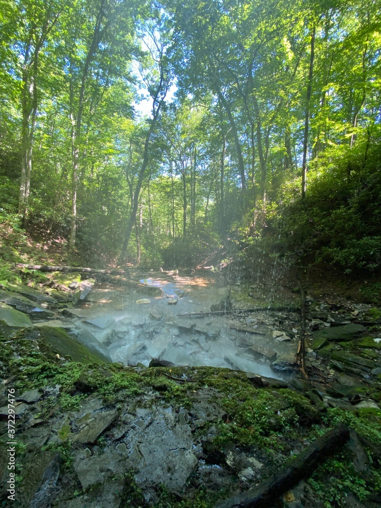 Obraz premium Hazy waterfall from behind.