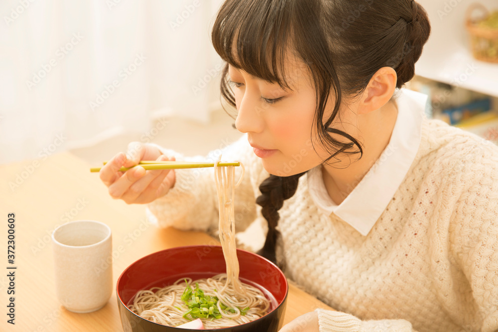 お蕎麦を食べる女性 お蕎麦を食べる女性