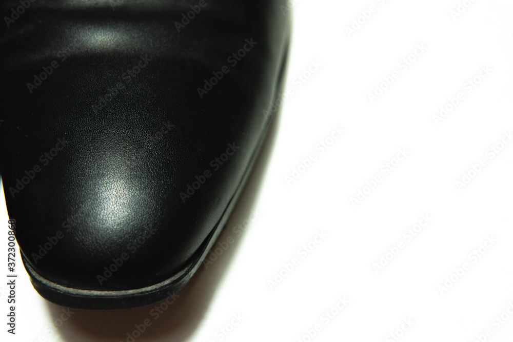 Zapato negro de cuero, en un fondo blanco, vista de cerca, elegantes. Moda y estilo de vida Zapato negro de cuero, en un fondo blanco, vista de cerca, elegantes. Moda y estilo de vida