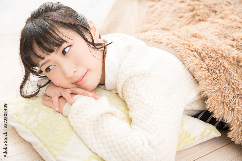 こたつで寛ぐ女性 こたつで寛ぐ女性