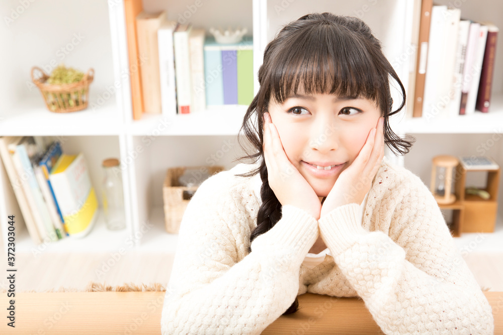 頬杖をつく女性