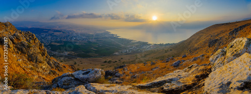 Fotografia Panoramic sunrise view of the Sea of Galilee from Arbel