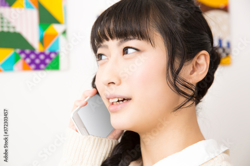 電話をする女性