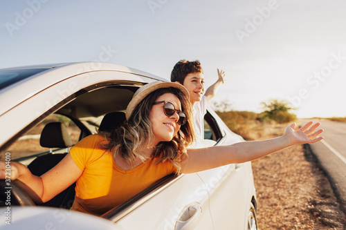 Foto Family road trip. Latin family traveling locally by car.