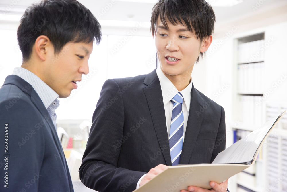 会話するビジネスマン