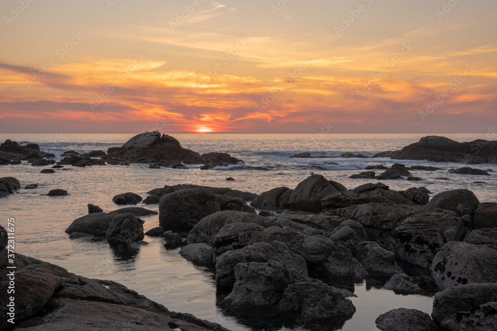 Playa con rocas en Galicia durante el atardecer. Playa Lagos, Cabo Udra