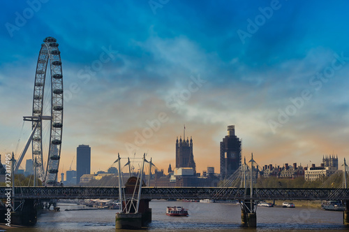 Obraz na płótnie A view along the Thames in London, UK at dusk. w salonie