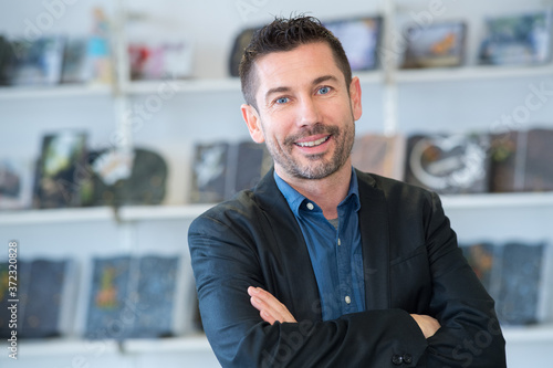Foto portrait of handsome confident middle-aged businessman