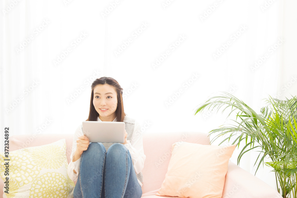 タブレットＰＣを見る女性