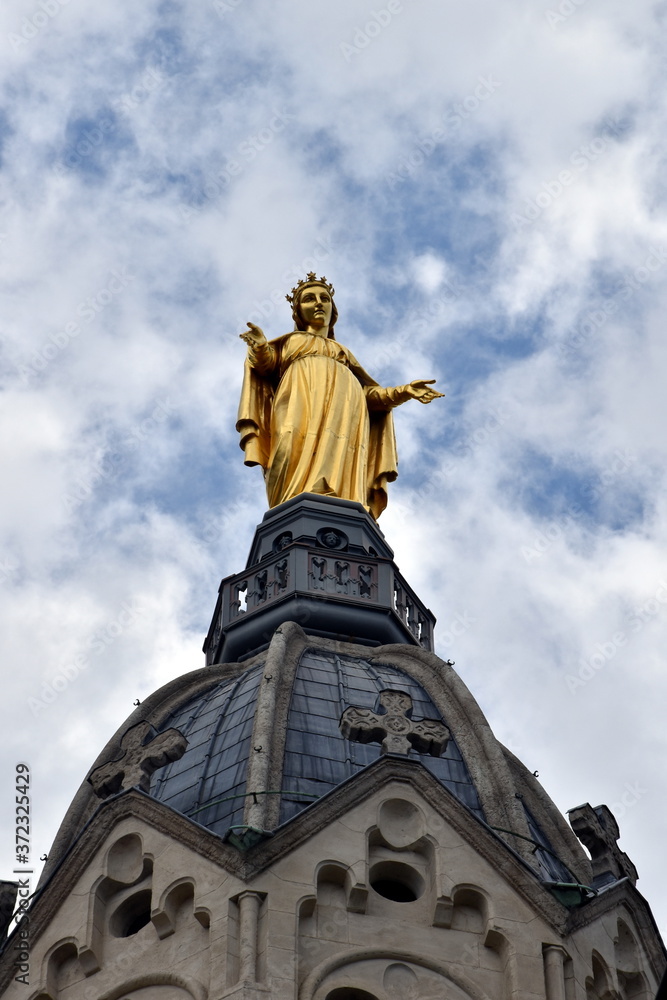 Goldene Statue der Jungfrau Maria auf der Basilika in Lyon