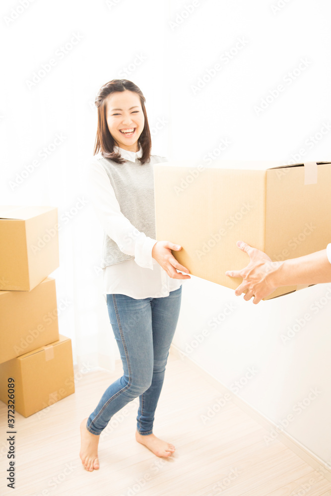 引越しをする女性 引越しをする女性